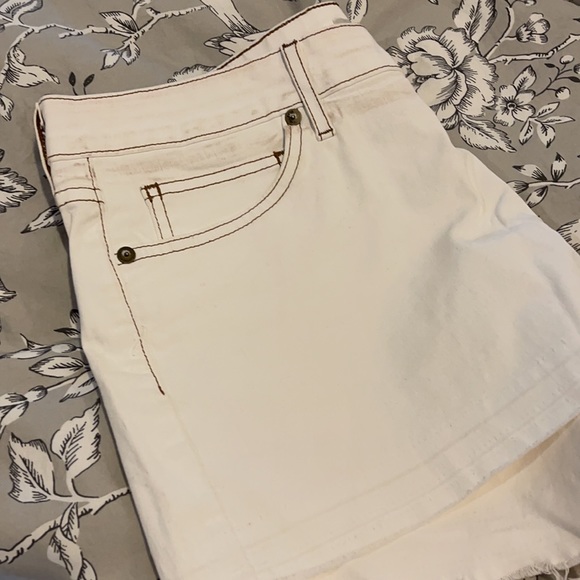 Never worn Rich & Skinny white shorts - Picture 7 of 11
